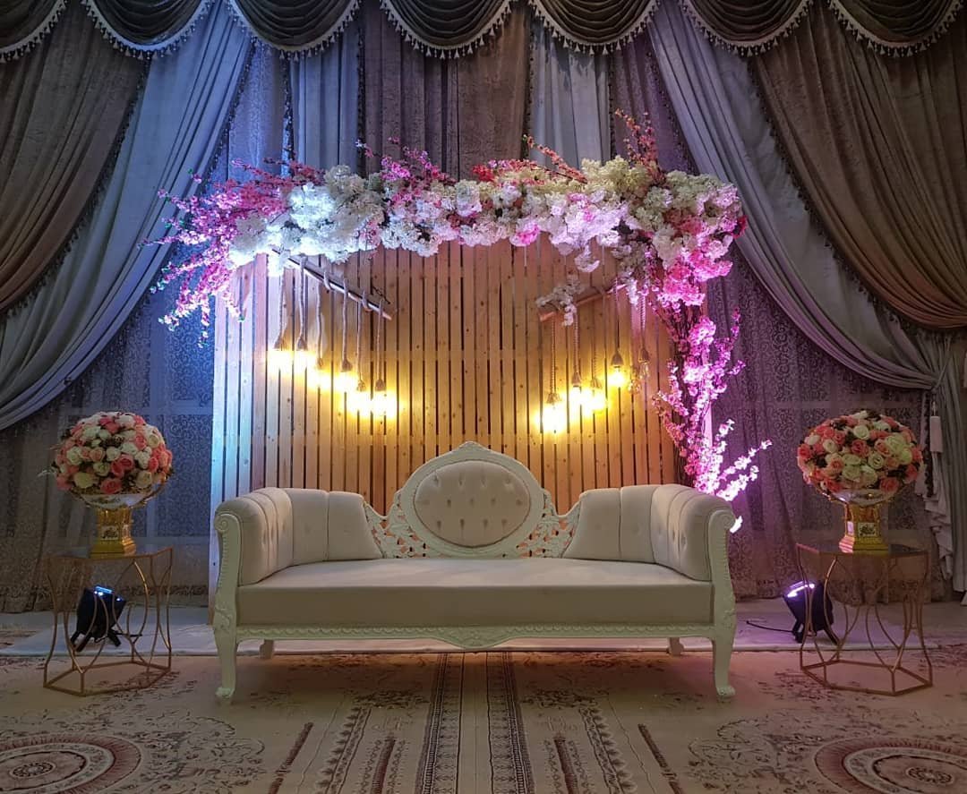       ديليزيا العين -    كوشات  اعراس فخمة   | أفكار كوشات  اعراس فخمة | تصاميم كوشات |   ديكور  كوشات  ورد طبيعي 

                        كوشة اعراس بأريكة بيضاء وزهور. تصميم رائع يضفي جوًا رومانسيًا وجمالًا على المناسبة الخاصة